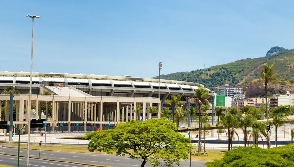 Fachada externa de estádio em dia ensolarado